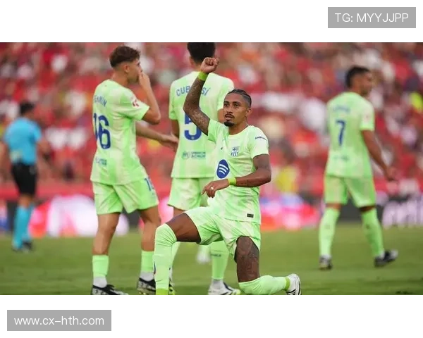 巴萨前场骚操作不断，拉菲尼亚劲射破门