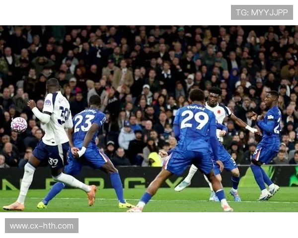 切尔西查洛巴跃起头球压制力强：成为足球场上的“空中霸主”