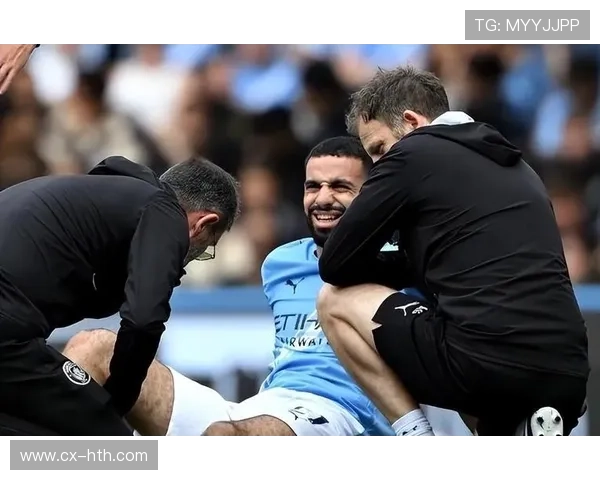 曼城中场串联完成多个短传进攻形成致命打门